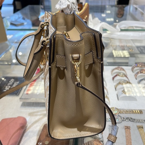 Michael Kors
Hamilton Small Satchel Leather
Color: Camel
NWT - Picture 7 of 16